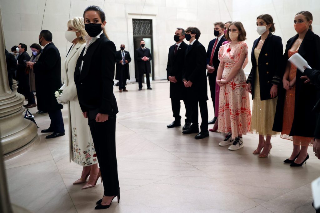 Ashley Biden accanto alla madre Jill all’Inauguration Day: indossa un tuxedo nero e camicia bianca