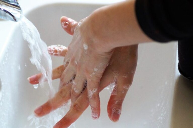 detergere le mani con un disinfettante antibatterico
