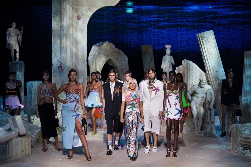 la sfilata Versace Spring Summer 2021