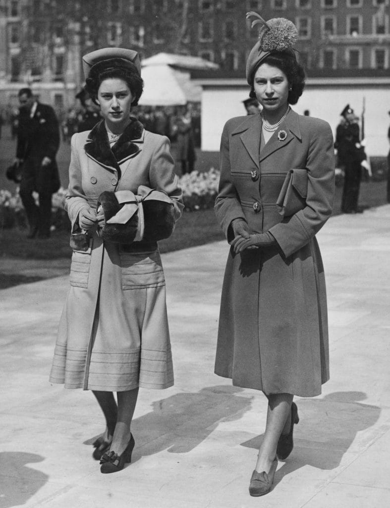 La principessa Margaret con la sorella Elisabetta nel 1948