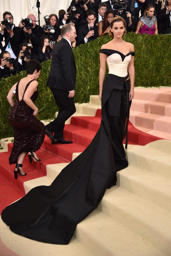 Emma Watson al Met Gala con un abito in plastica riciclata Calvin Klein