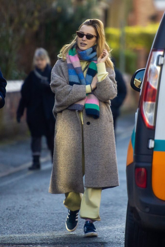 Phoebe Dynevor con un cappotto Mango