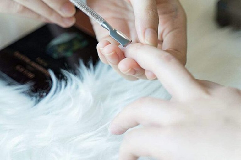 spingere e sollevare le cuticole