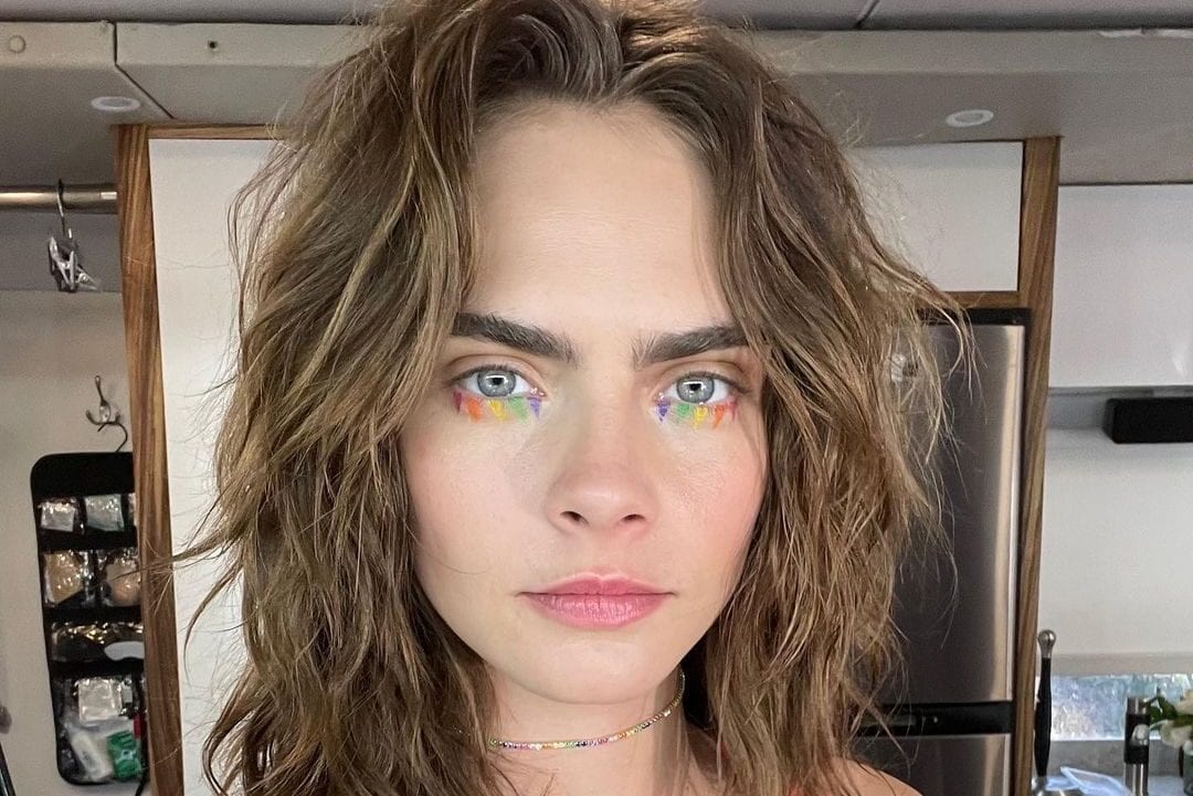 Cara Delevingne dice addio ai capelli biondi: ora è bruna e sfoggia un nuovo taglio