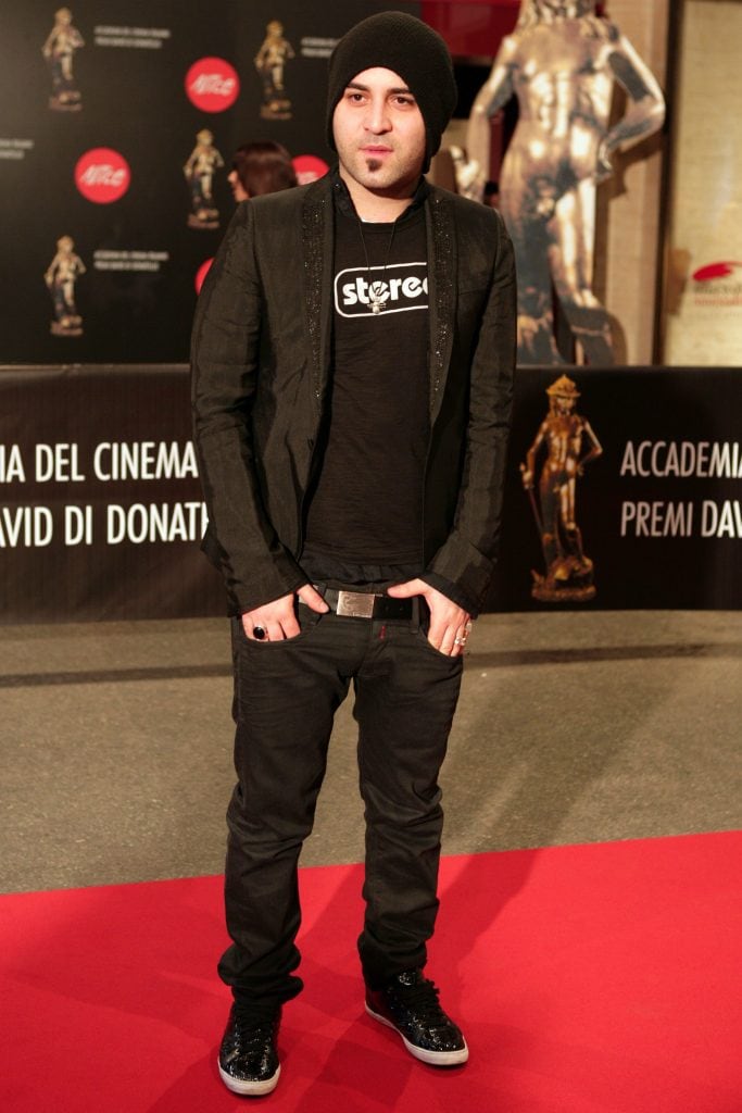 Giuliano Sangiorgi nel 2008: giacca nera, t–shirt e jeans scuri