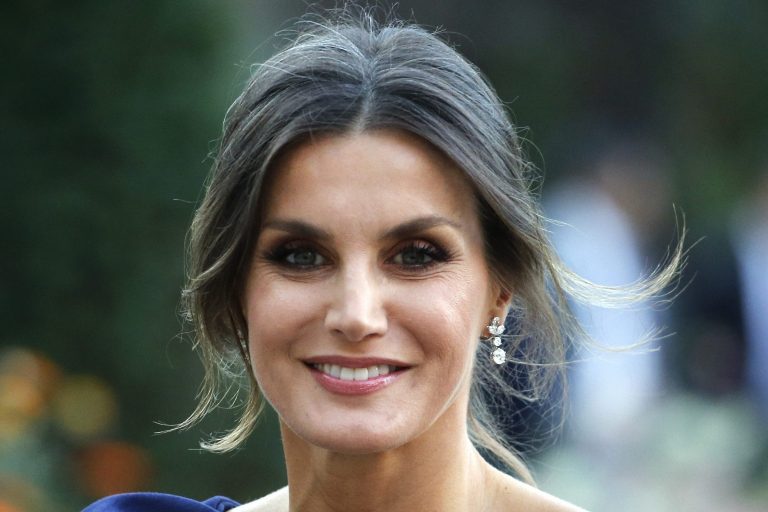 Il significato nascosto della giacca di Letizia di Spagna il messaggio lanciato dalla regina Il significato nascosto della giacca di Letizia di Spagna il messaggio lanciato dalla regina