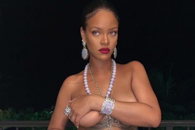 Rihanna in topless infiamma i social: promuove la sua linea di lingerie ma senza indossare l’intimo