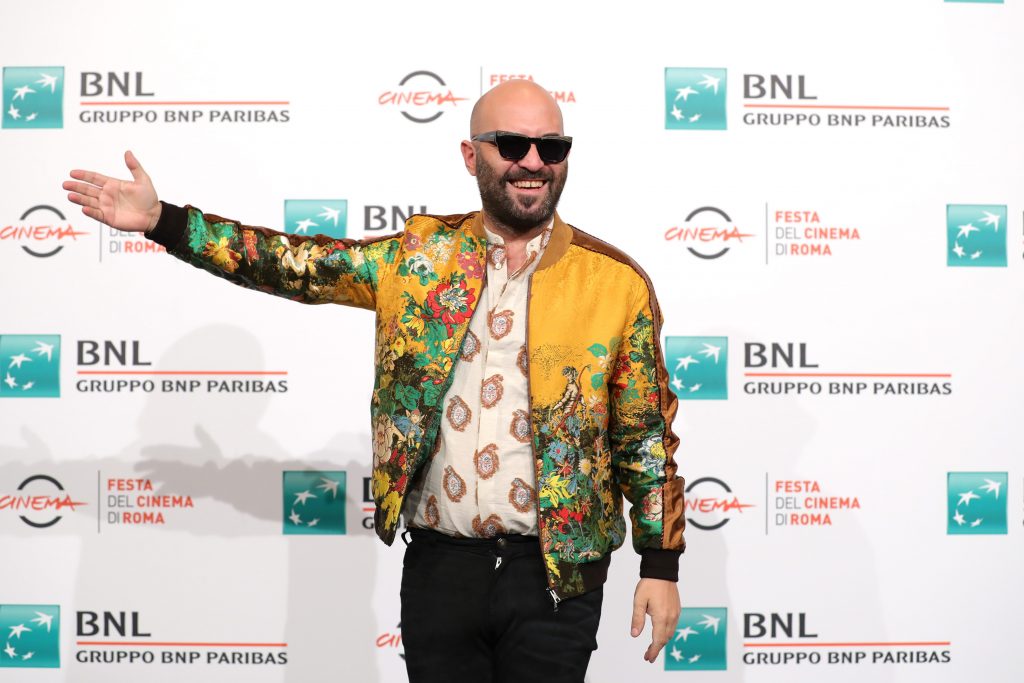 Sangiorgi nel 2019 con un bomber colorato con stampa a fiori