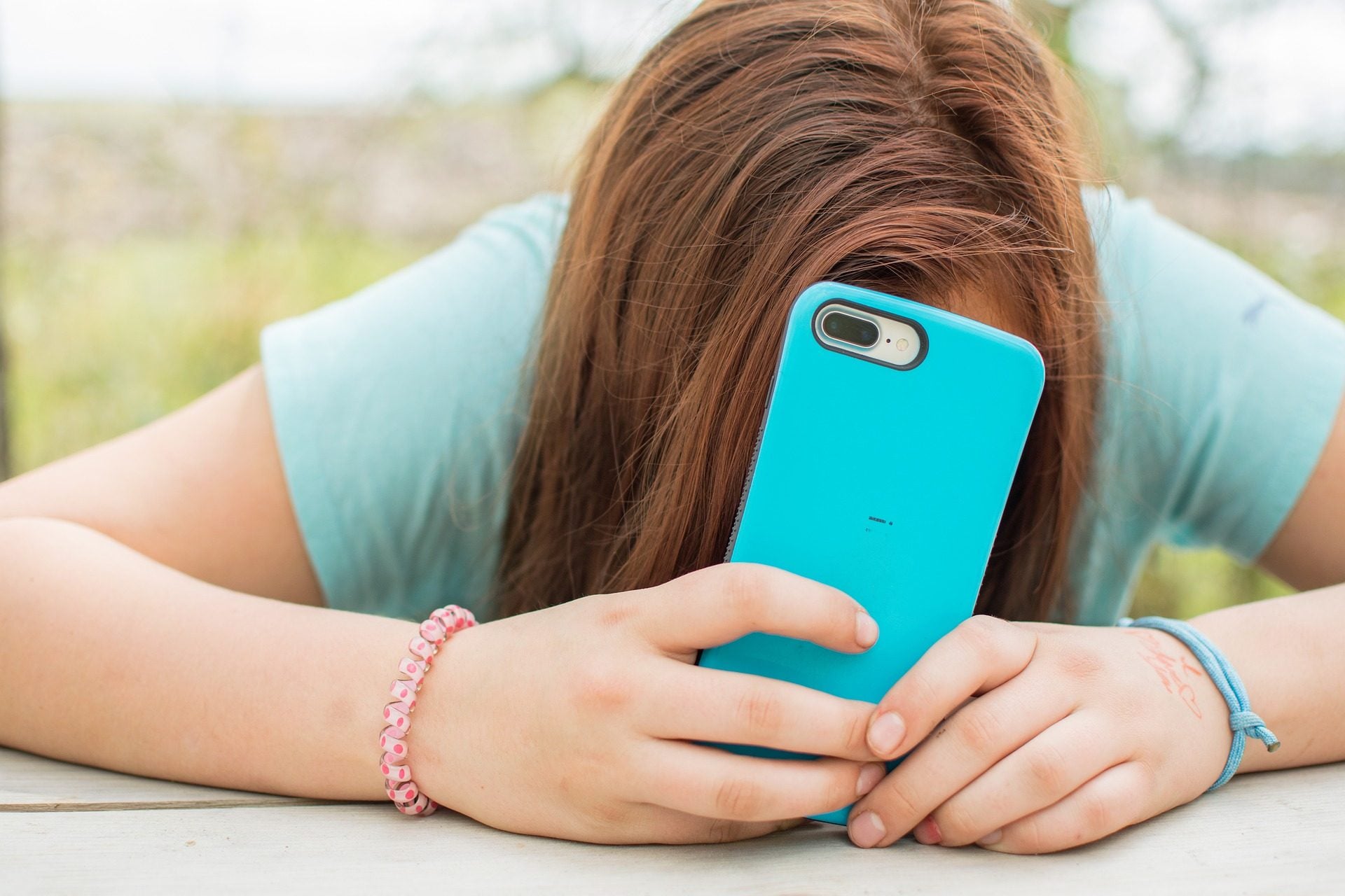 Smartphone e bambini, l'allarme dell'esperto: "Un bambino su quattro ha inviato proprie foto intime"