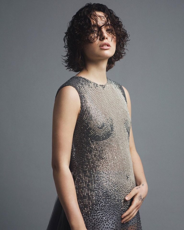 Perché Madame ha indossato l'abito col seno a Sanremo 2021: il look  nasconde un significato preciso