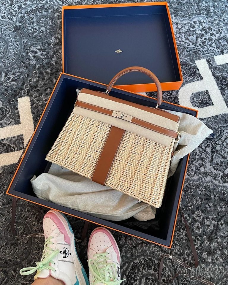 Chiara Ferragni, la nuova borsa di paglia è perfetta per la primavera (e  costa oltre 80mila euro)