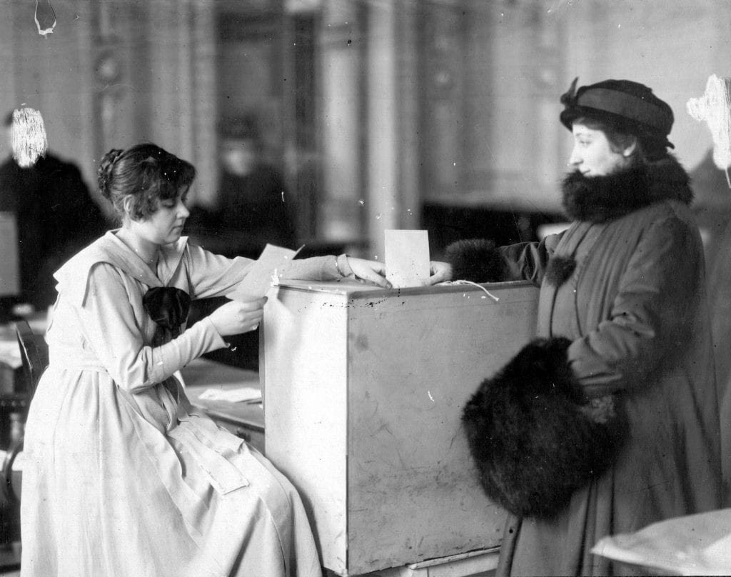 Due donne all’urna nel 1917