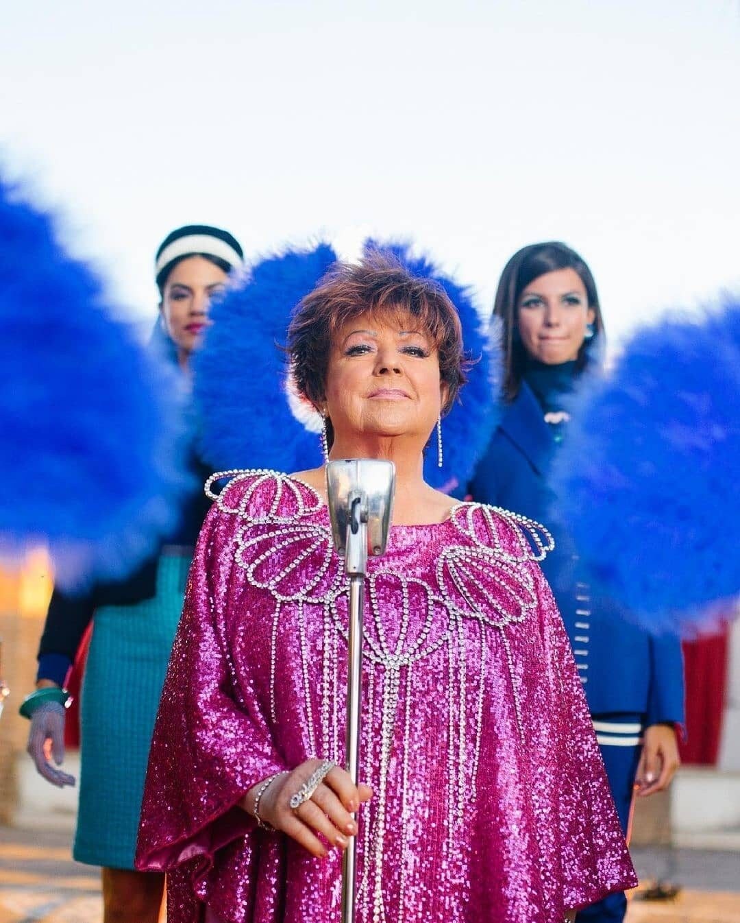Orietta Berti con le paillettes e le conchiglie nel video di Mille