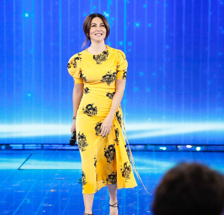 sabrina feriti abito giallo amici maria de filippi prima puntata