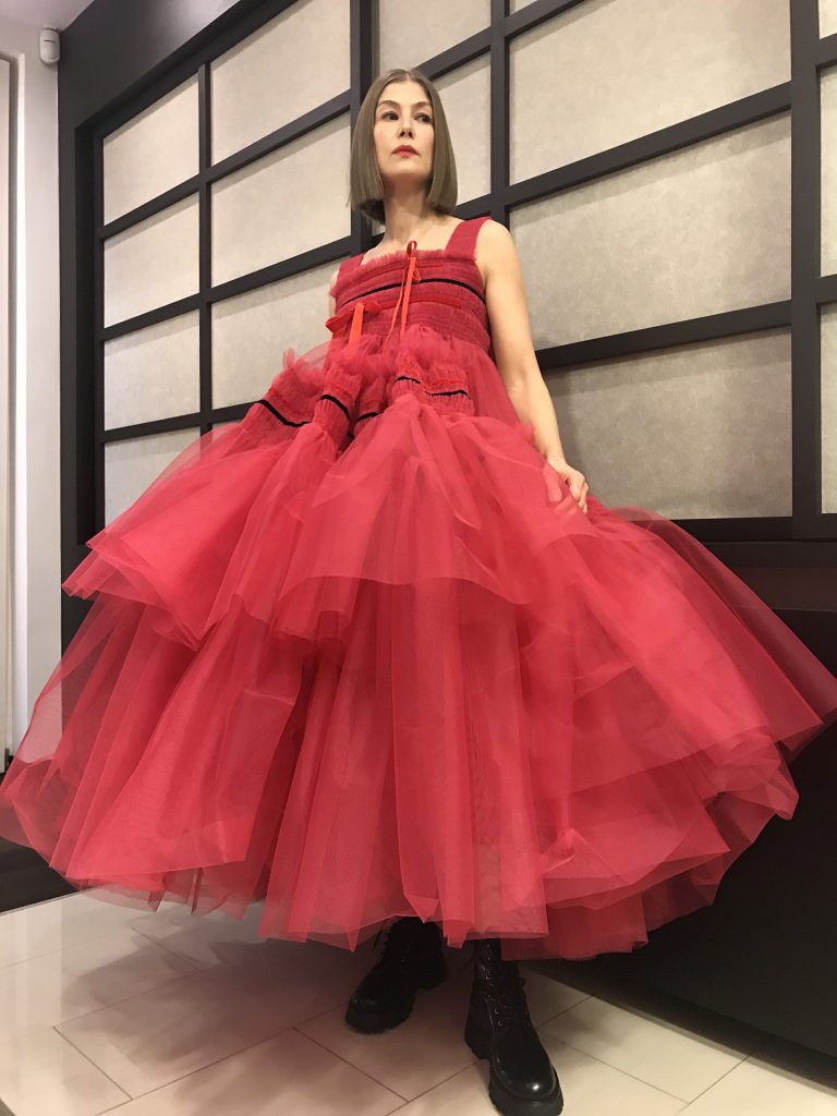 Rosamund Pike in abito Molly Goddard e anfibi McQueen