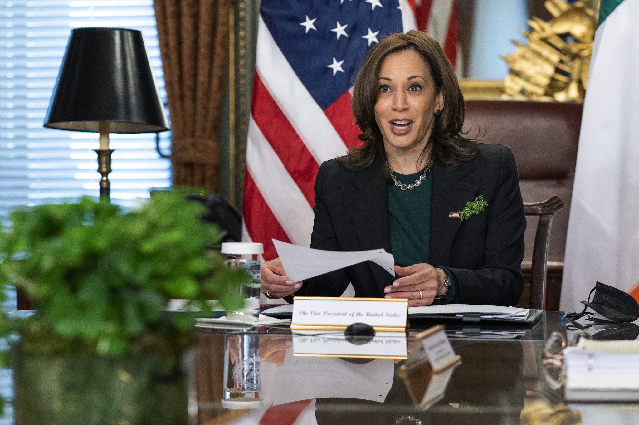 Cosa c'è nel taschino di Kamala Harris: il significato del dettaglio verde nel look della vicepresidente