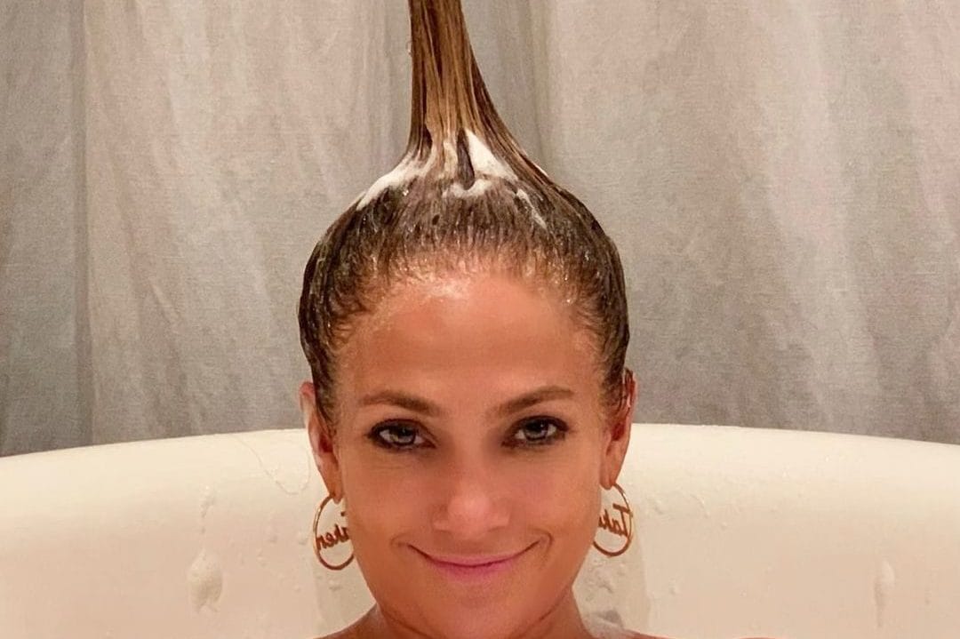 Jennifer Lopez, la nuova acconciatura è super originale: in vasca da bagno "gioca" con i capelli