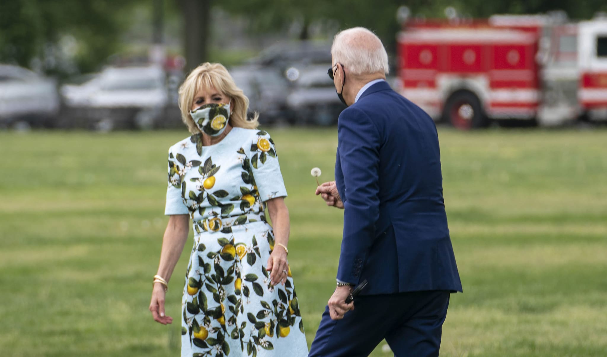 Joe Biden raccoglie un fiore per la moglie Jill: il gesto romantico del Presidente incanta il web