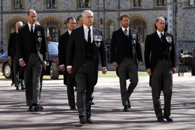 Harry e William camminano separati ai funerali del principe Filippo