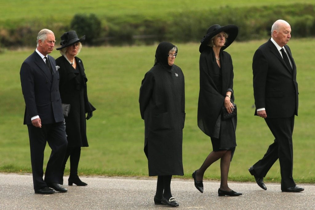 Carlo e Camilla partecipano a un corteo funebre