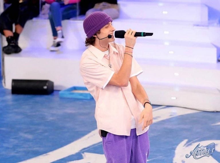 Sangiovanni: i cappelli sfoggiati dal cantante di Amici 2021, dal berretto  rosa a quello leopardato