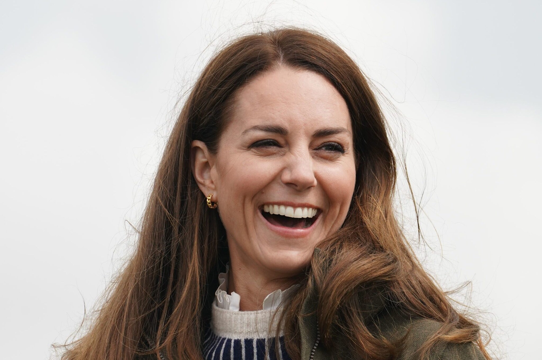 Kate Middleton visita una fattoria: il look vale quasi 1000 euro, ma è fatto di capi riciclati