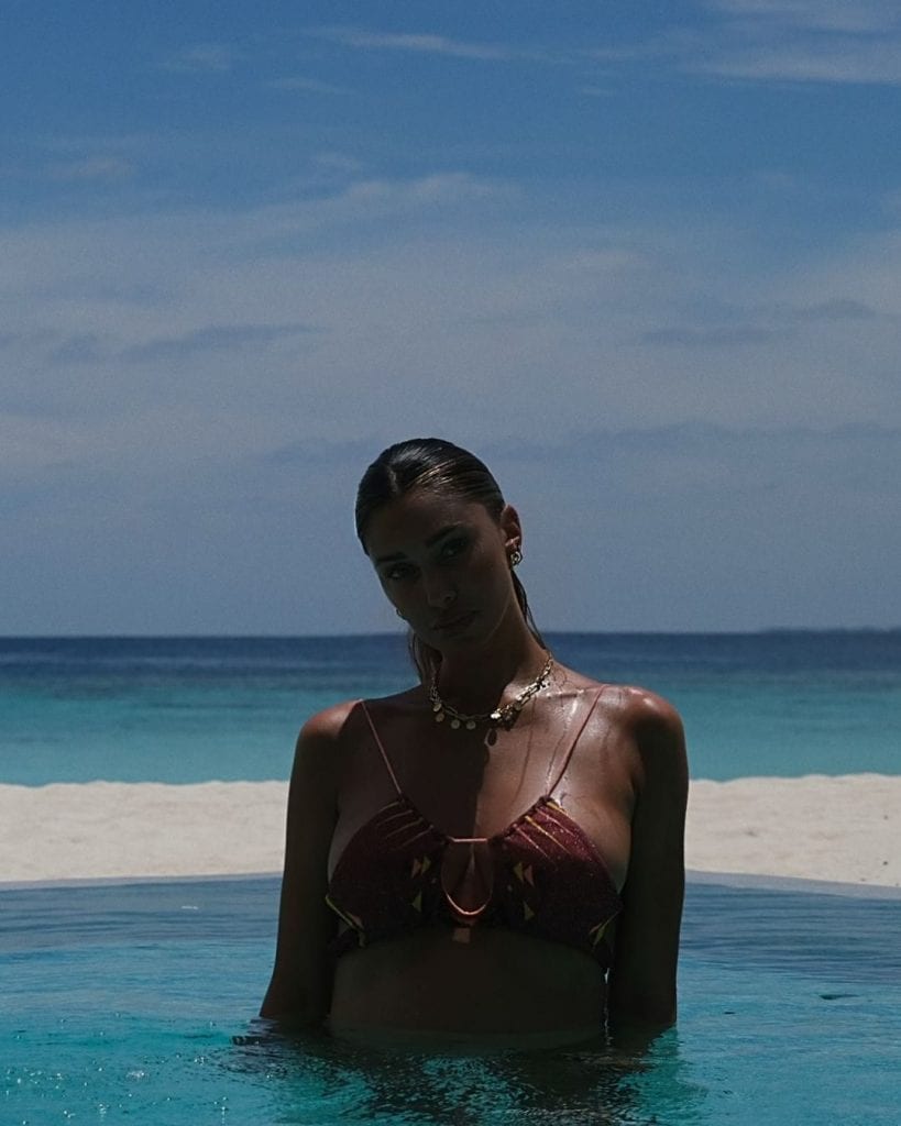 Belén Rodriguez col micro bikini mostra il pancione in gravidanza