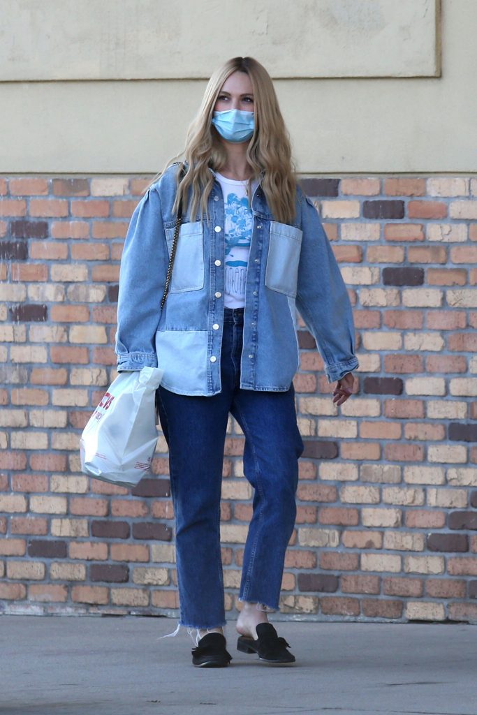 Lily James con i jeans sfilacciati di Mango