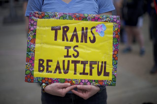 Un’attivista trans con un cartello
