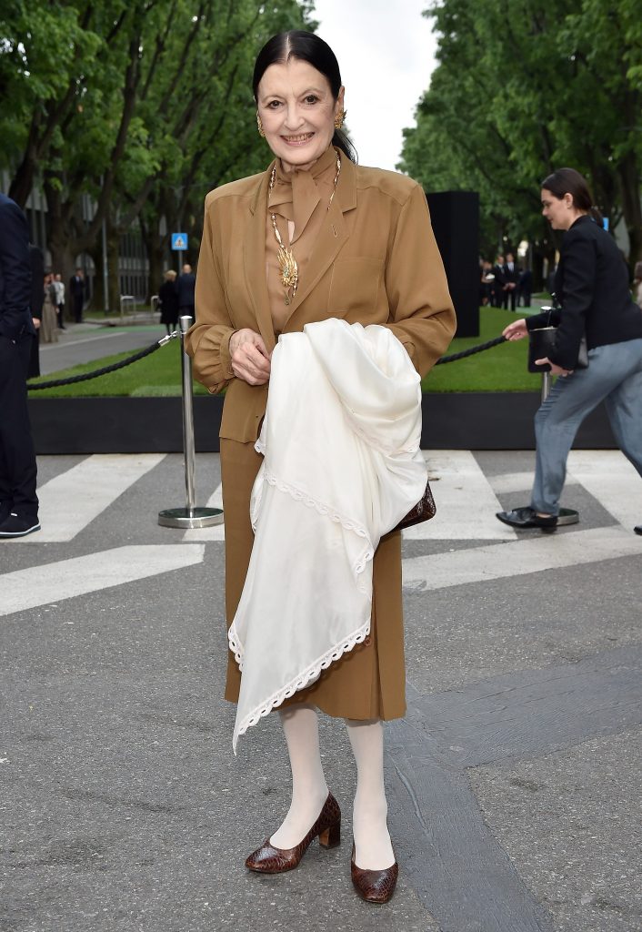 Carla Fracci vestita eccezionalmente di marrone: un tailleur con camicia coordinata