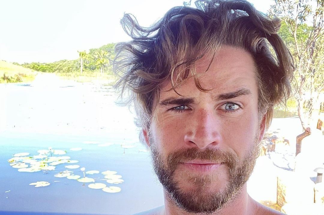 Liam Hemsworth coi capelli lunghi