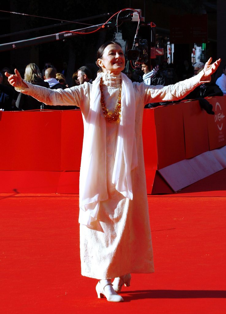 Carla Fracci improvvisa un passo di danza sul red carpet a Roma