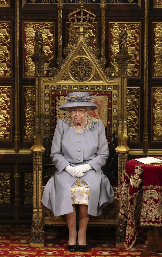 la Regina con un soprabito grigio a fiori gialli
