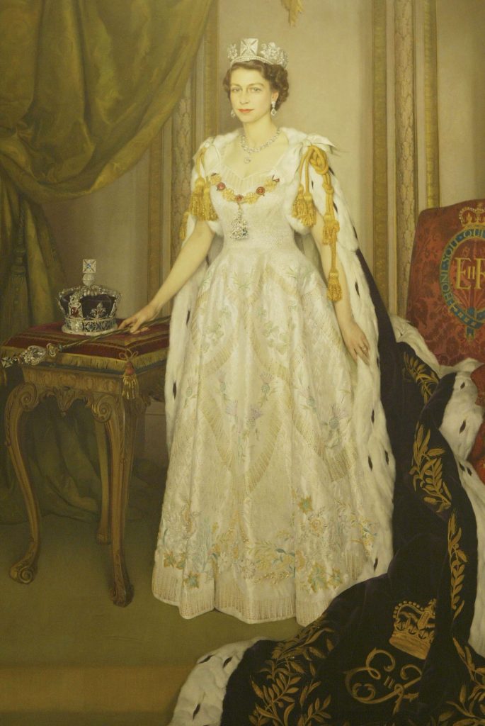 Un ritratto di Elisabetta con l’abito dell’incoronazione