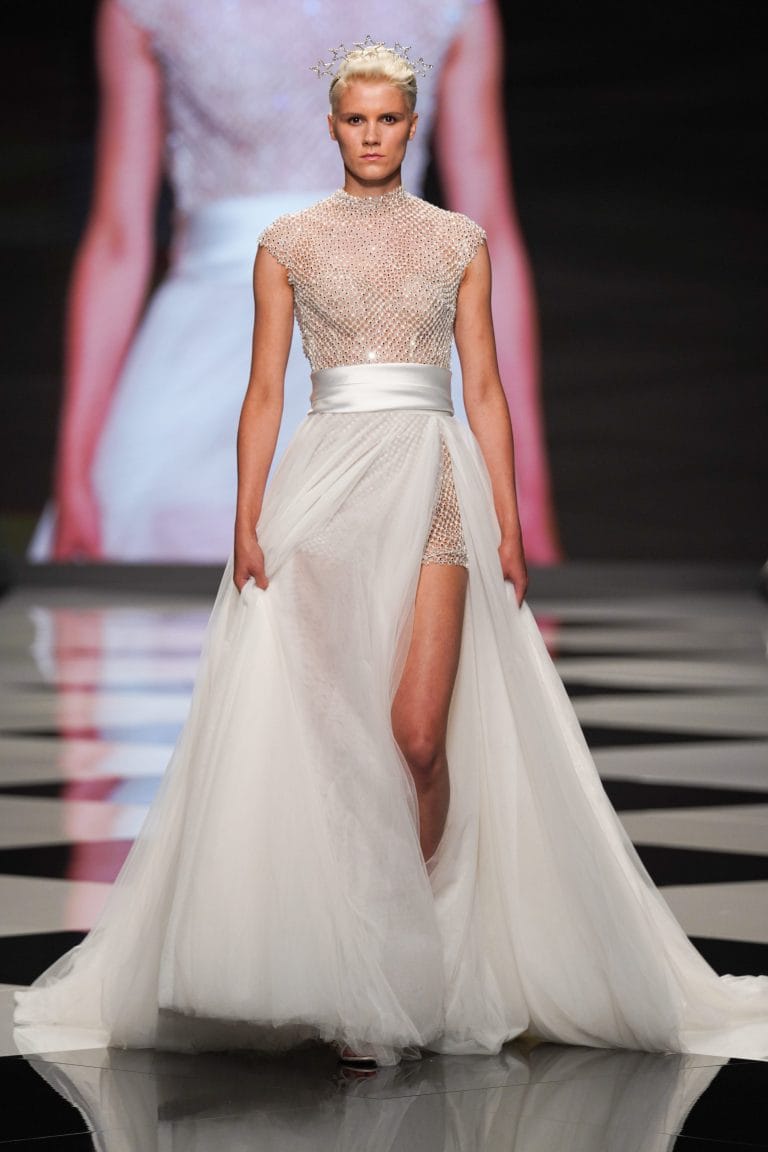 Abiti da sposa 2022: dal vestito a sirena a quello corto, i look e le  tendenze a cui ispirarsi