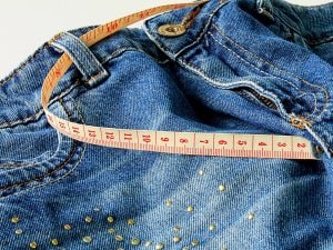 Allargare i jeans stretti: come fare?