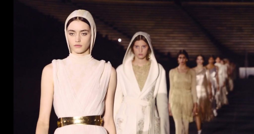 un’immagine della sfilata Dior Cruise 2022 nello stadio di Atene