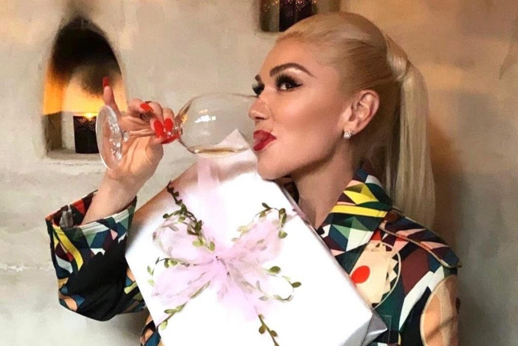 Gwen Stefani si sposa: l'addio al nubilato è trendy con blazer colorato e maxi pony tail