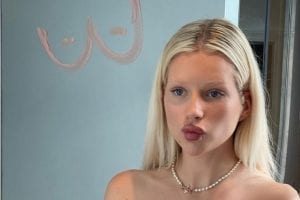 Lottie Moss provoca ancora con il topless: nuda allo specchio e cuori
