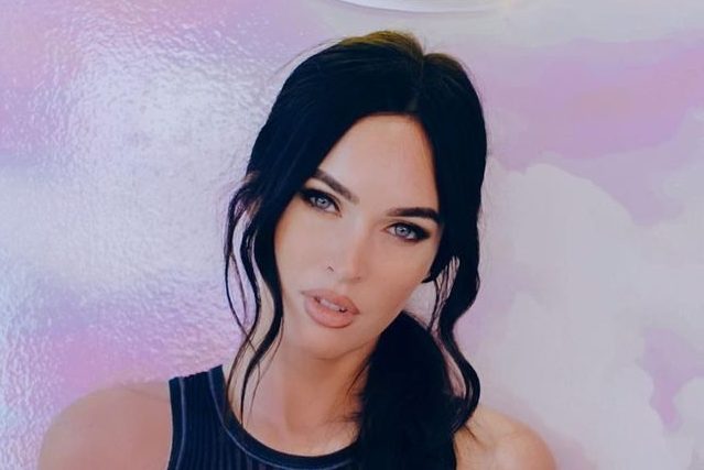 Megan Fox, in estate la giacca over si indossa senza reggiseno (o col body di cristalli a rete)