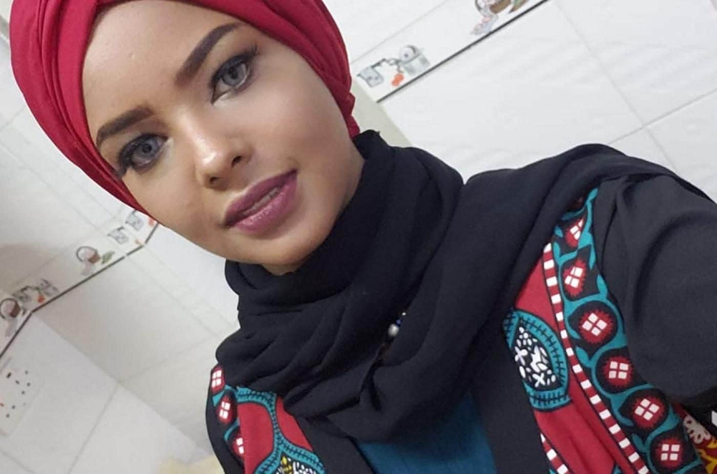 Posa in foto senza velo: la modella Intisar Al-Hammadi torturata per aver sfidato il patriarcato