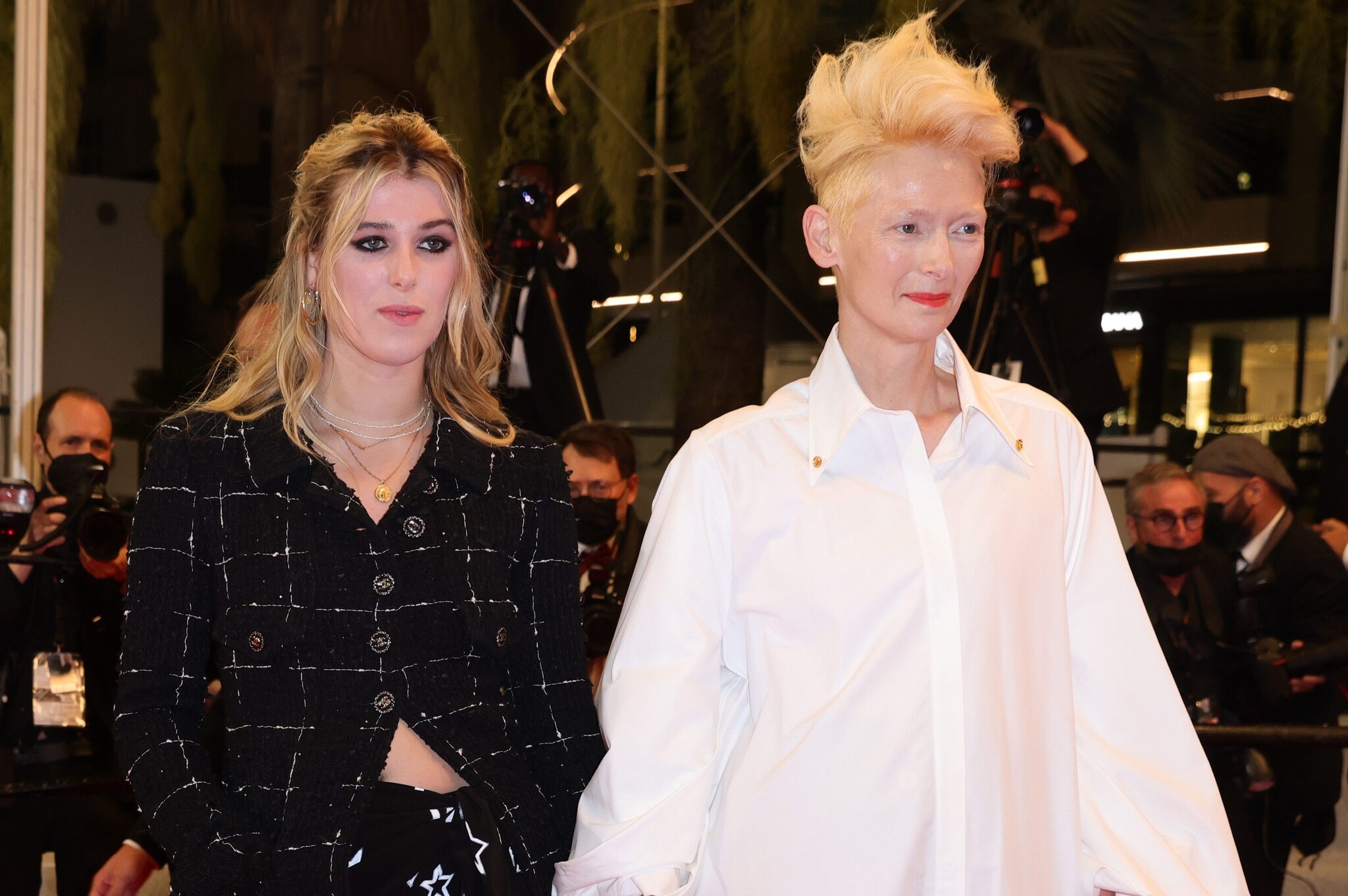 Cannes 2021, Tilda Swinton presenta Honor: mamma e figlia insieme sul red carpet con i look a contrasto