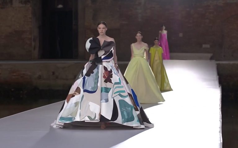 Valentino sfila sull'acqua a Venezia: l'emozionante collezione Haute  Couture ispirata all'arte