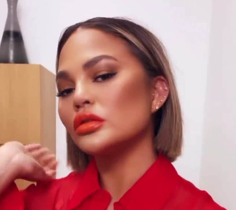 Chrissy Teigen cambia look: taglia i capelli e segue il trend di stagione col caschetto