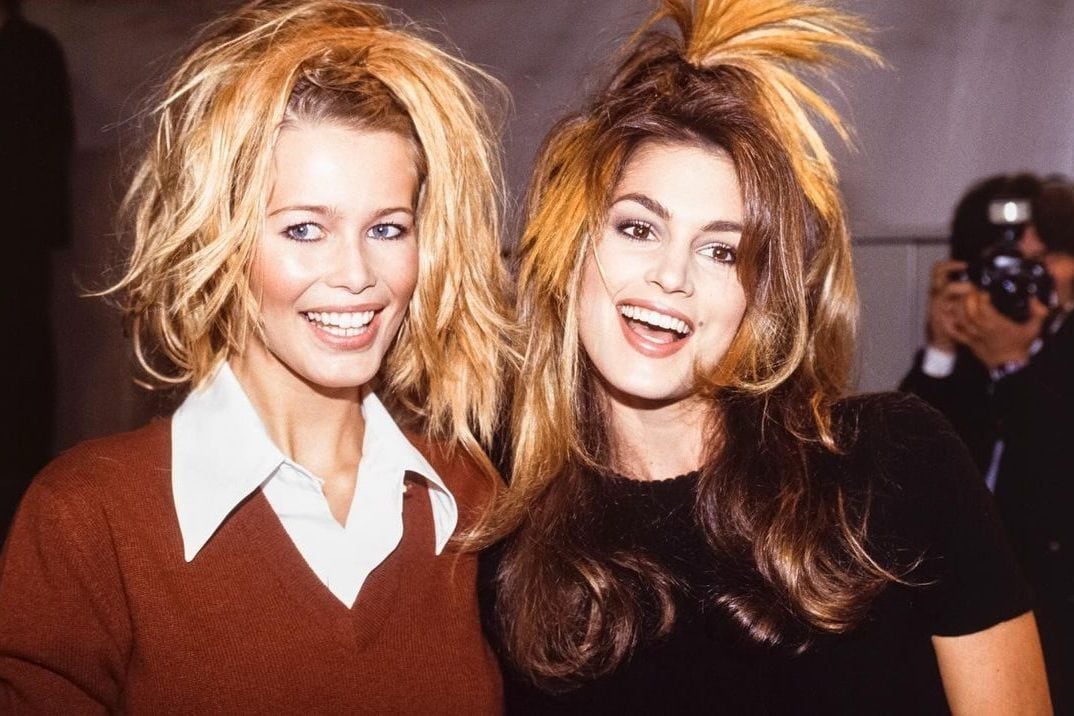 Claudia Schiffer e Cindy Crawford amiche per la pelle: la foto con i capelli "pazzi" fa sognare i nostalgici