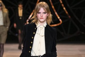 Tendenze autunno 2021, vanno di moda camicie corte e con il fiocco: 5 modelli da avere
