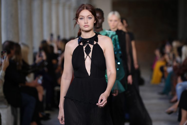 Milano Fashion Week, la sfilata P/E 2022 di Alberta Ferretti tra frange e e  abiti intrecciati sul corpo