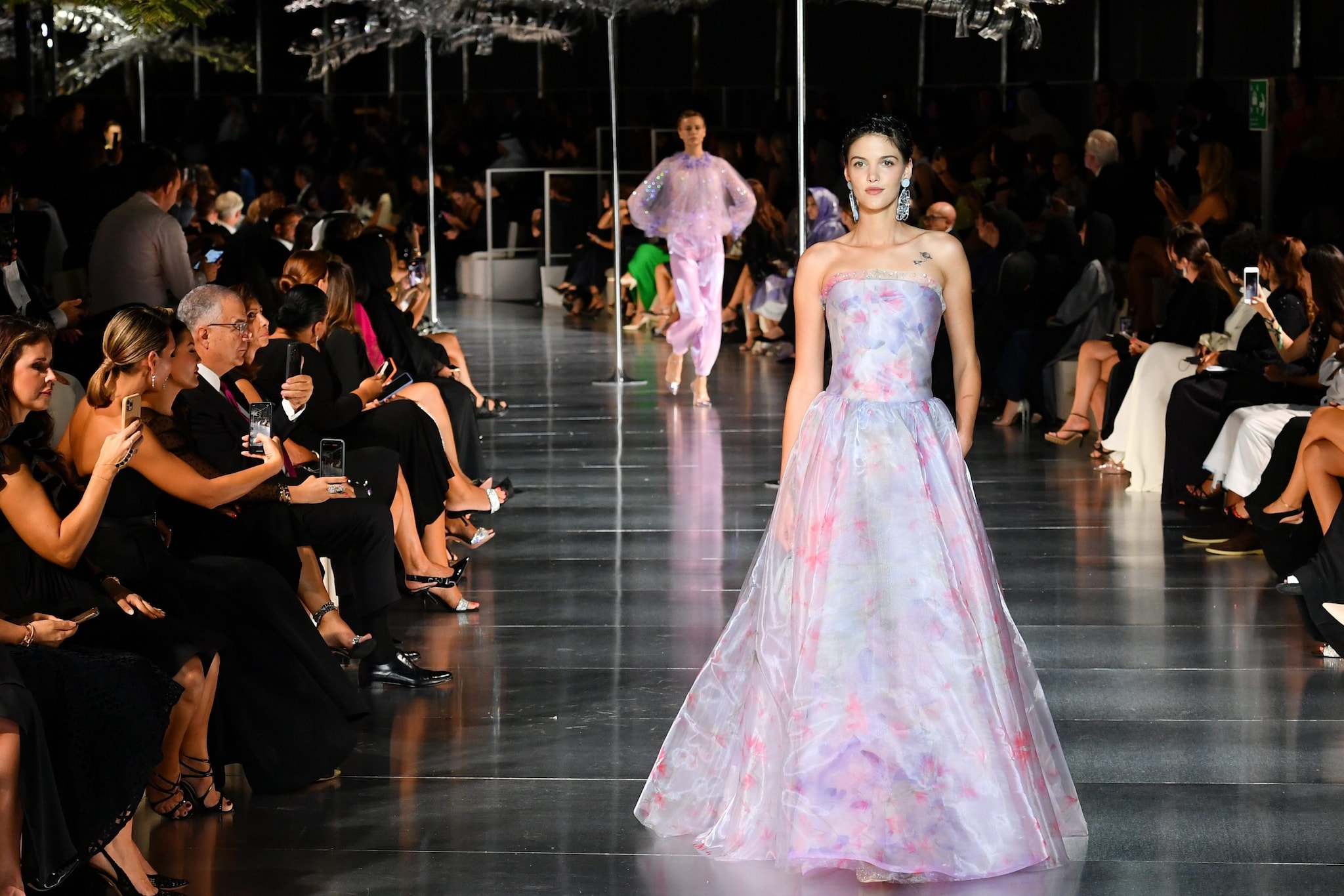 Giorgio Armani sfila a Dubai: festeggia i 10 anni dei suoi hotel di lusso con uno show-evento