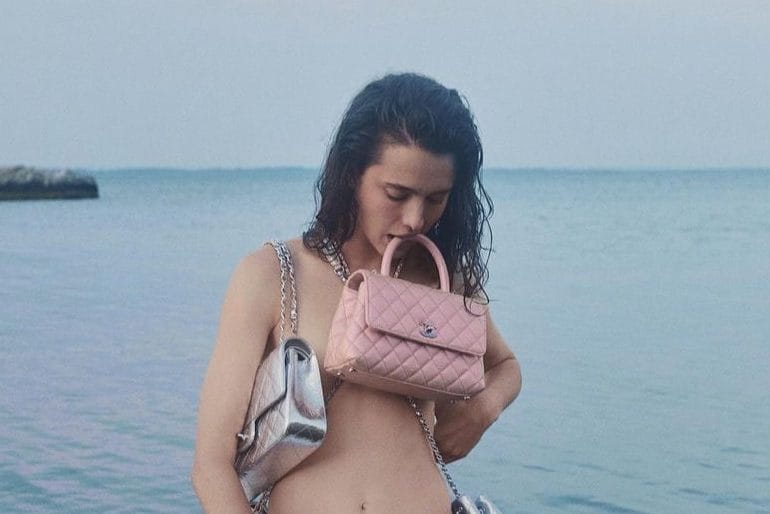 Margaret Qualley, la figlia di Andie MacDowell posa nuda con le borse griffate da 25mila euro