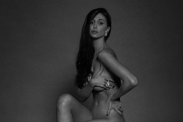 Belén Rodriguez nuda: la foto in bianco e nero è il trionfo della sensualità